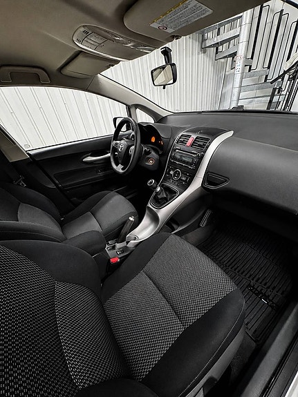 Toyota Auris 8 of 15