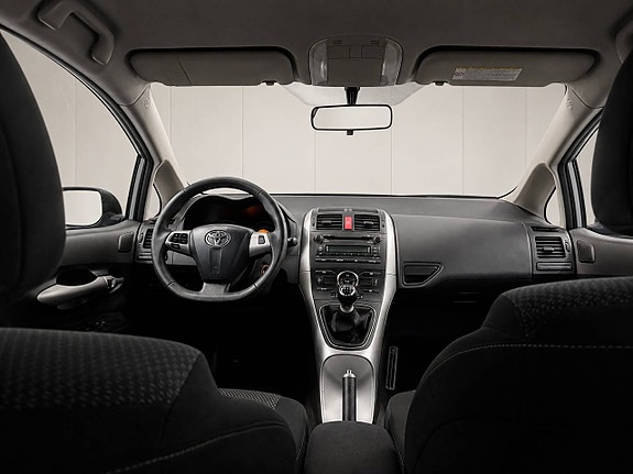 Toyota Auris 7 of 15