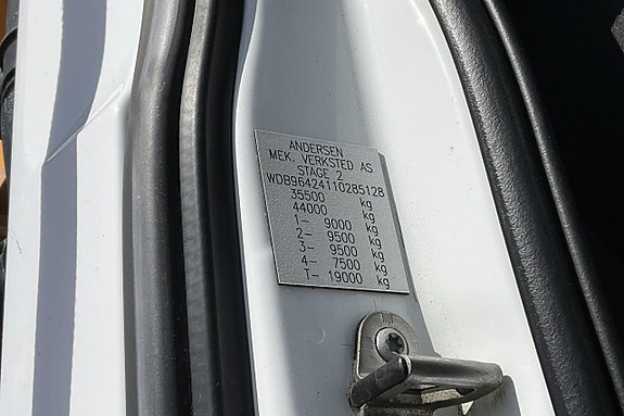 Mercedes AROCS 3235 8x4 23 of 27