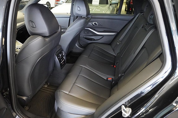 BMW 330e 14 of 28