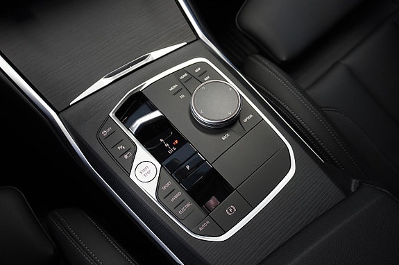 BMW 330e 18 of 28