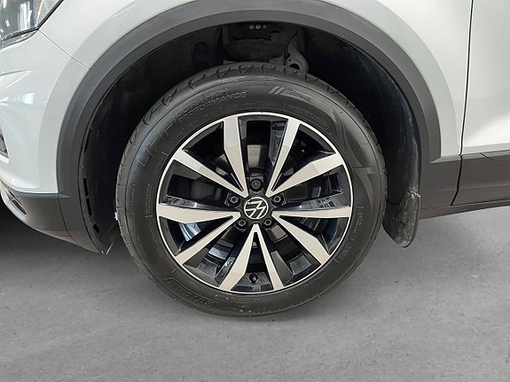 Volkswagen T-Roc 8 of 23