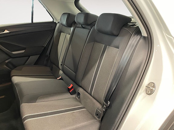 Volkswagen T-Roc 14 of 23