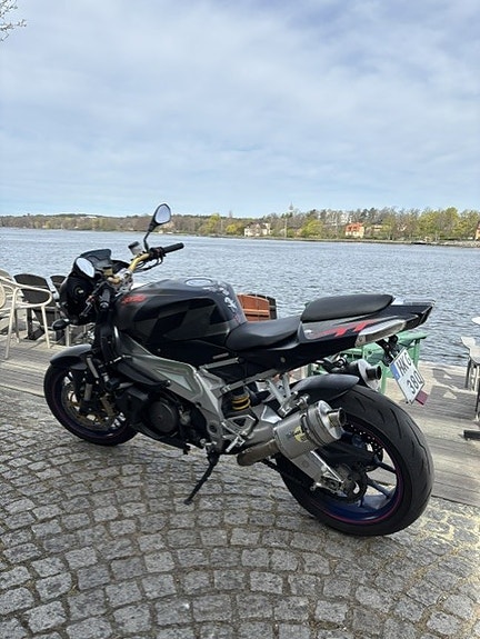 Aprilia RSV 1000 Tuono 2 of 3