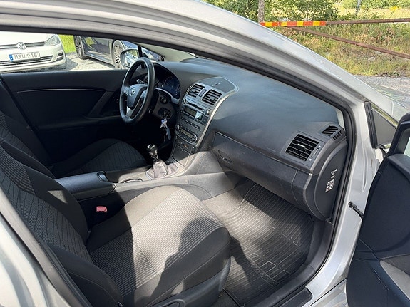 Toyota Avensis 11 of 21