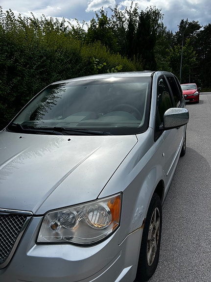 Chrysler Town & Country 2 of 5