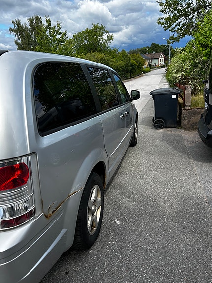 Chrysler Town & Country 4 of 5