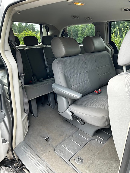 Chrysler Town & Country 3 of 5
