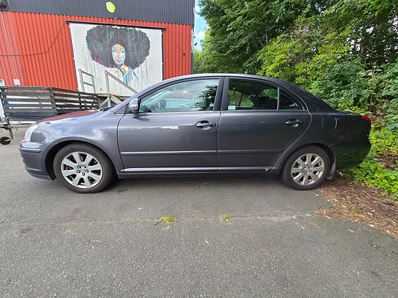 Toyota Avensis 2 of 4