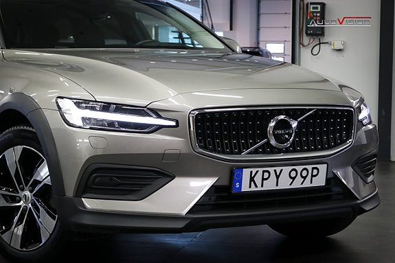 Volvo V60 Cross Country 4 of 30