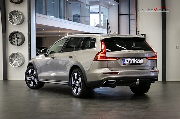 Volvo V60 Cross Country 2 of 30