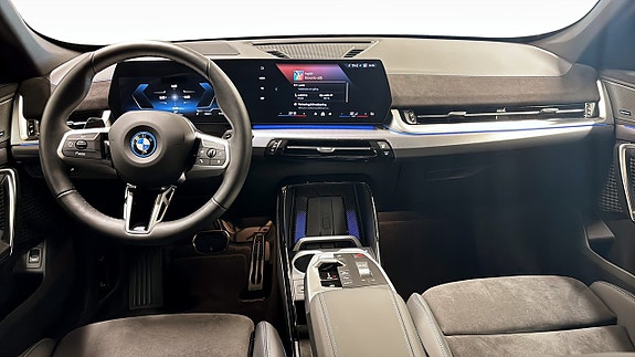 BMW iX1 4 of 9