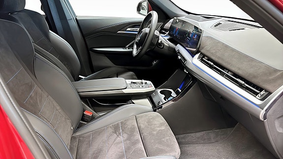 BMW iX1 3 of 9