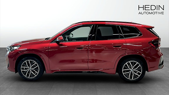 BMW iX1 6 of 9