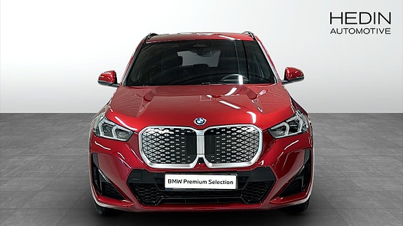 BMW iX1 8 of 9