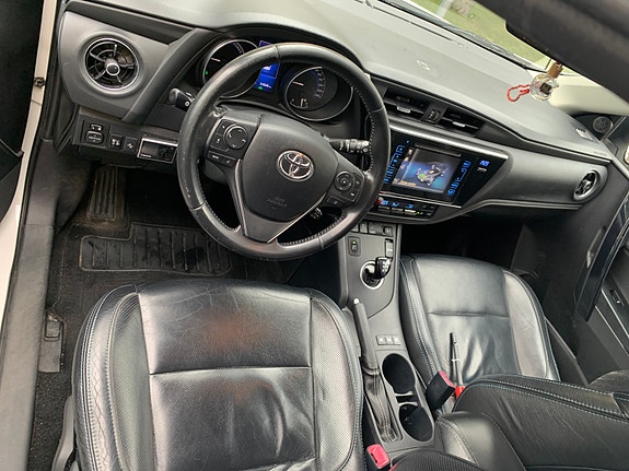 Toyota Auris 7 of 13