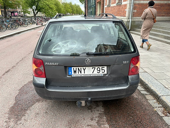 Volkswagen Passat 2 of 4