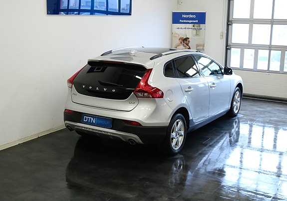 Volvo V40 Cross Country 2 of 21