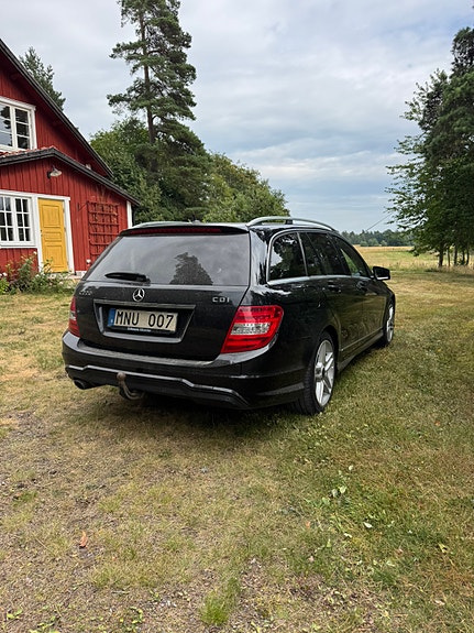 Mercedes-Benz C220 3 of 9