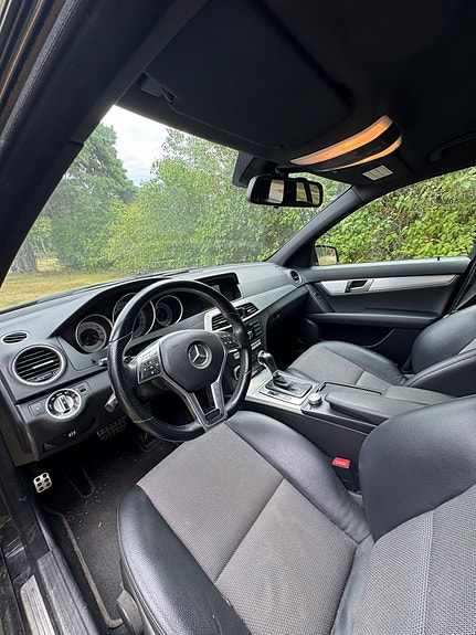 Mercedes-Benz C220 5 of 9