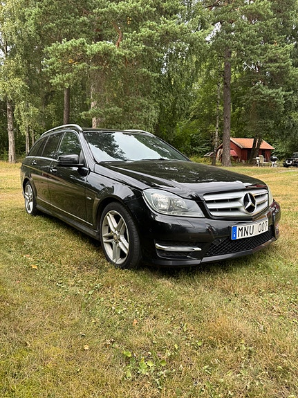 Mercedes-Benz C220 2 of 9