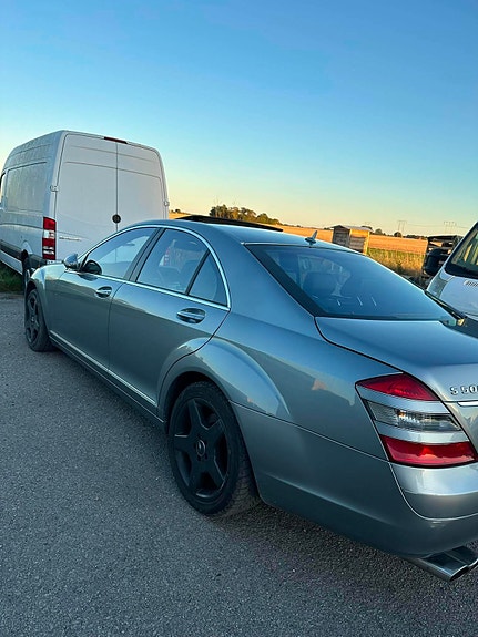 Mercedes-Benz S500 4 of 7