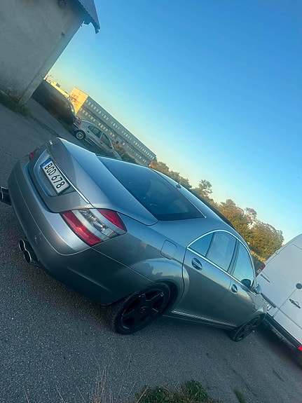 Mercedes-Benz S500 3 of 7