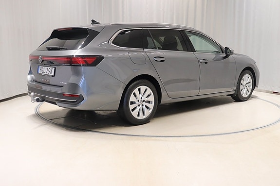 Volkswagen Passat 4 of 12