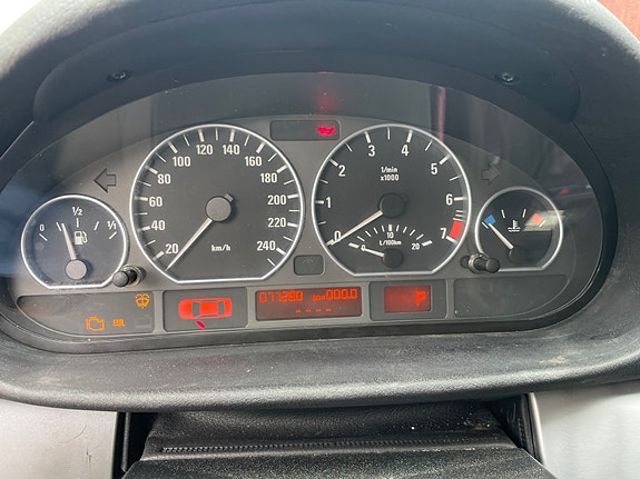 BMW 318i 3 of 12