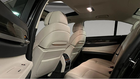 BMW 750i 8 of 10