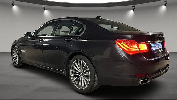 BMW 750i 4 of 10