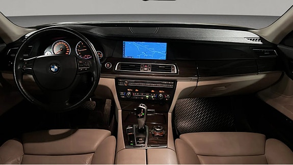 BMW 750i 6 of 10