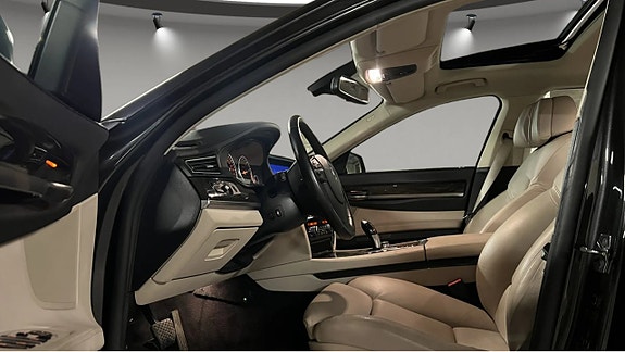 BMW 750i 5 of 10