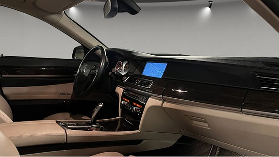 BMW 750i 7 of 10