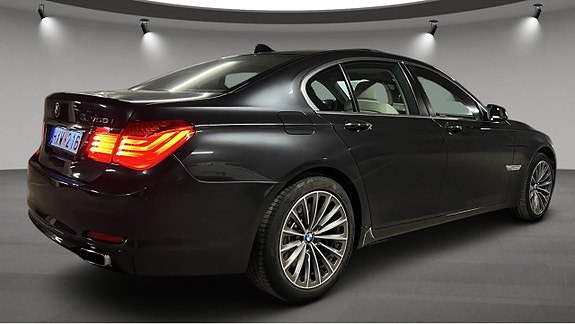 BMW 750i 3 of 10