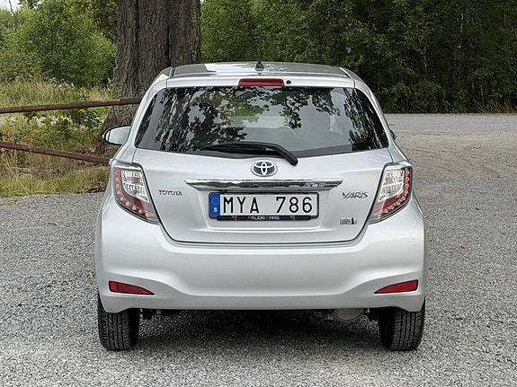 Toyota Yaris 8 of 21