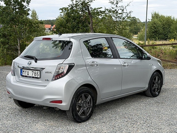 Toyota Yaris 3 of 21