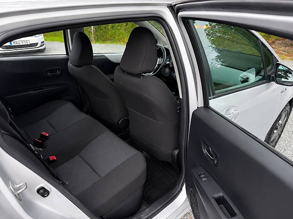 Toyota Yaris 16 of 21