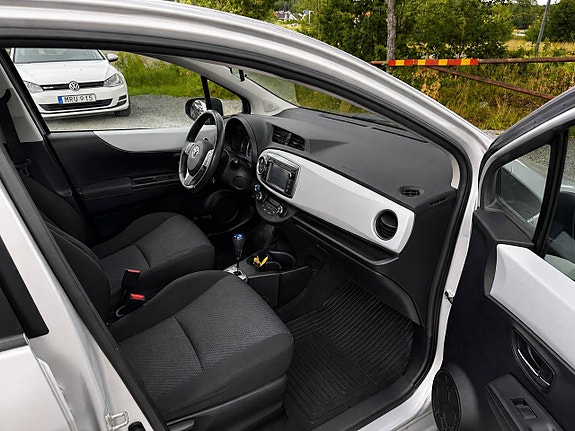 Toyota Yaris 13 of 21