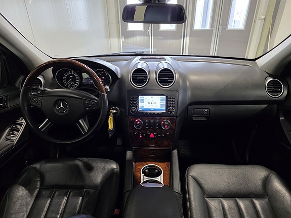 Mercedes-Benz ML420 8 of 22