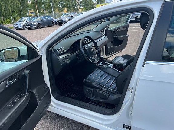 Volkswagen Passat 13 of 28