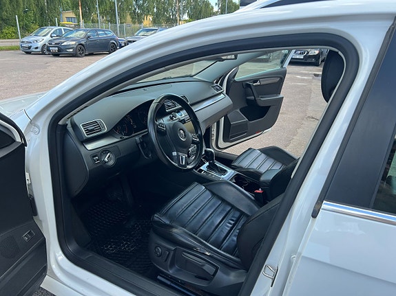 Volkswagen Passat 3 of 28