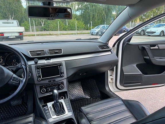Volkswagen Passat 5 of 28