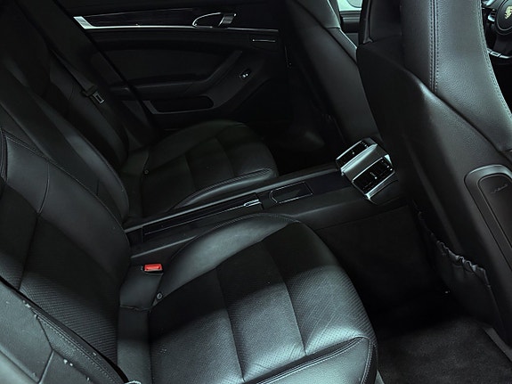 Porsche Panamera 4 9 of 18