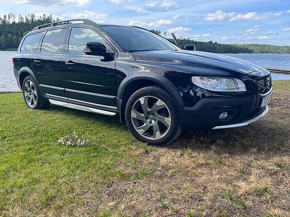 Volvo XC70 2 of 17