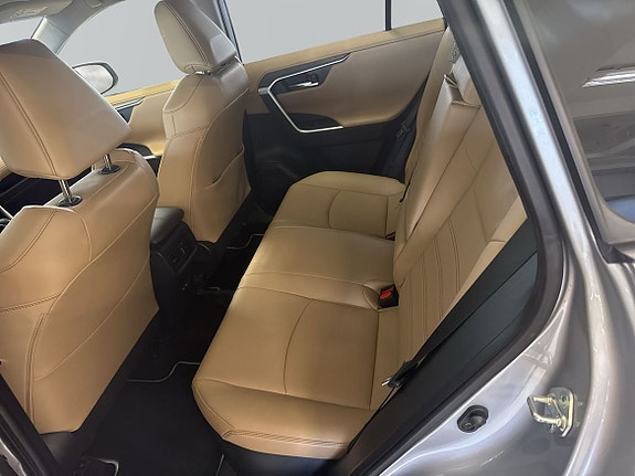 Toyota RAV4 7 of 17