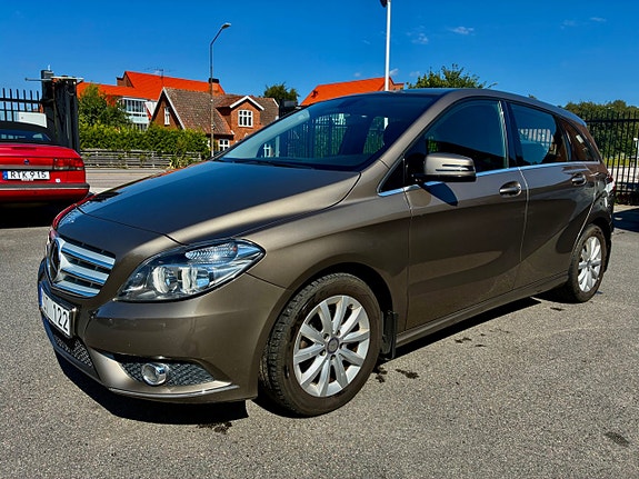 Mercedes-Benz B180 2 of 8