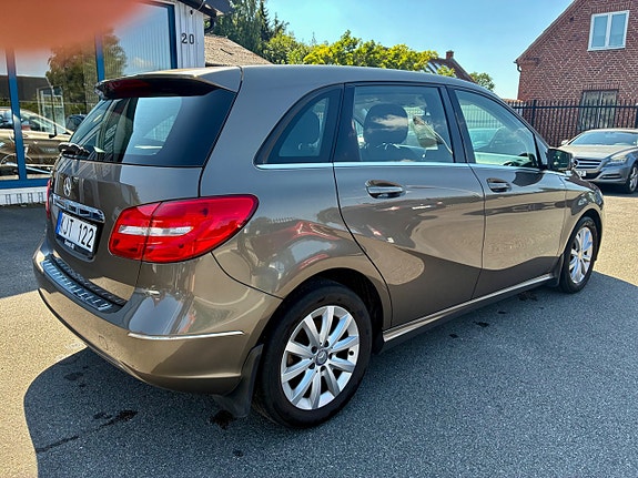 Mercedes-Benz B180 4 of 8