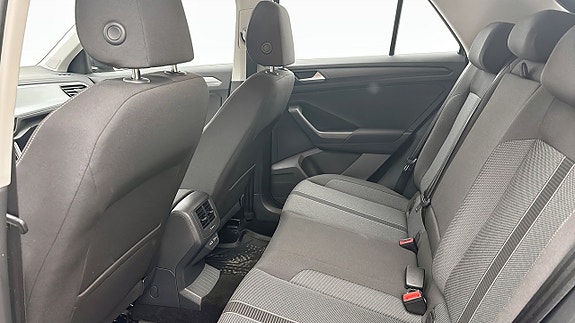 Volkswagen T-Roc 11 of 12