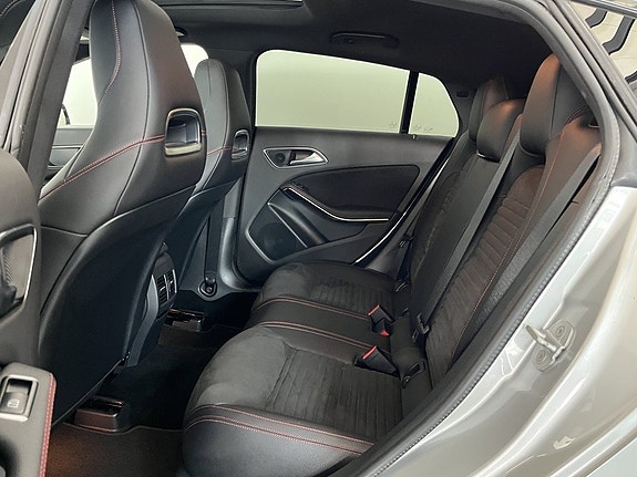 Mercedes-Benz CLA200 13 of 16